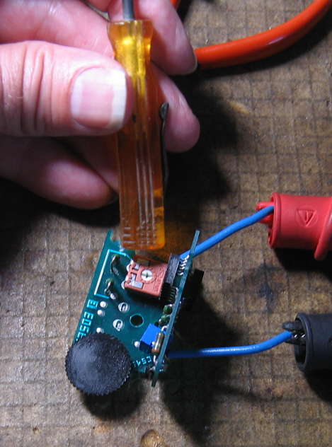 tapping the 100Ω trimmer with the handle end of a small blade screwdriver